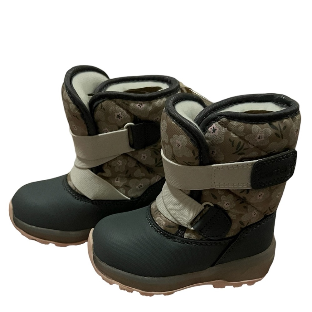 Size 5 Carter girls snow boots with light up sole  brand new/tags